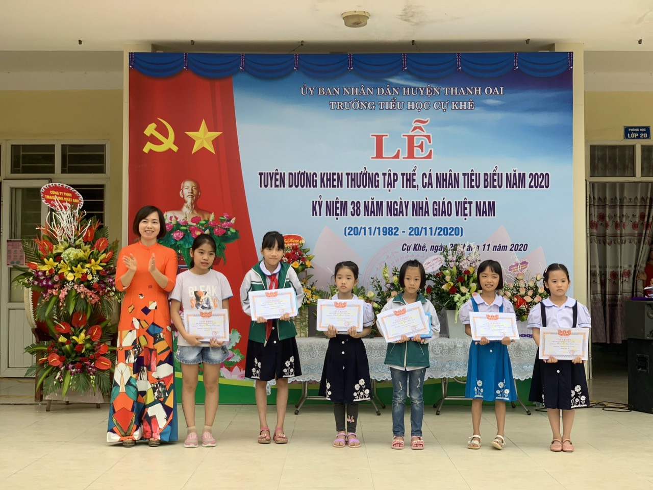 Tuyên dương khen thưởng học sinh nghèo vượt khó