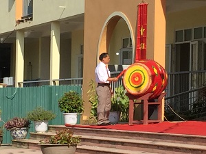 Thầy giáo Ngô Viết Thành - Bí thư chi bộ - Hiệu trưởng nhà trường lên đánh trống khai giảng năm học mới 2020-2021.