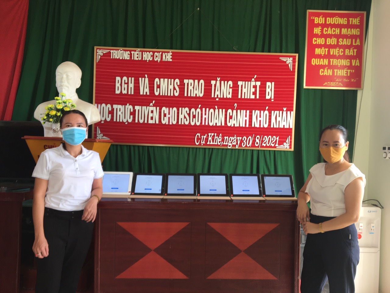 Tặng thiết bị dạy học 1