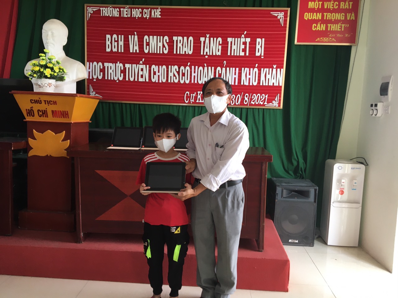 Tặng thiết bị dạy học 2