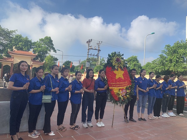 viếng nghĩa trang liệt sỹ xã Cự Khê