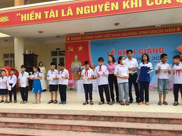 tằng quà hs nghèo