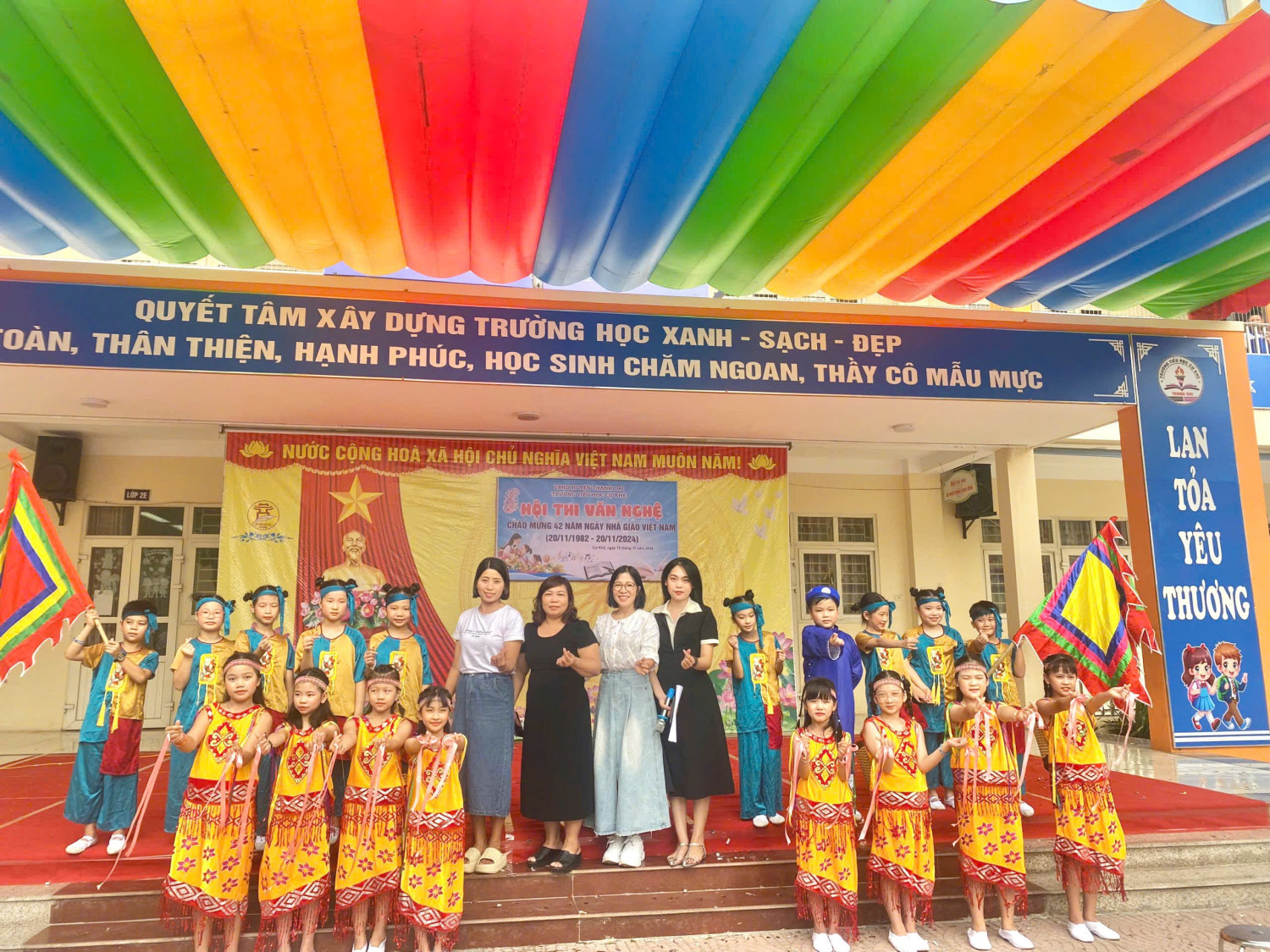 Ban giám khảo chụp ảnh lưu niệm cùng các đội thi